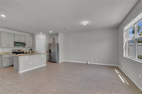 Townhouse in Palm Springs, Florida 3 bedrooms, 141.68 sq.m. № 2025416 - photo 15