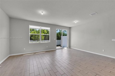 Townhouse in Palm Springs, Florida 3 bedrooms, 141.68 sq.m. № 2025416 - photo 18