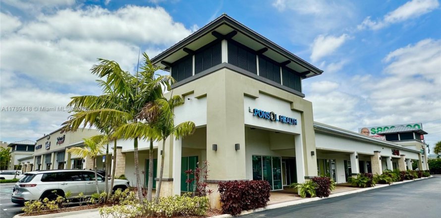 Commercial property in Sweetwater, Florida № 1736037