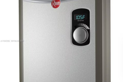 House in North Miami, Florida 2 bedrooms, 76.74 sq.m. № 2000165 - photo 23