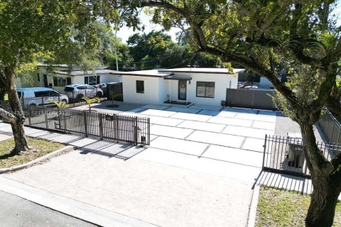 Villa ou maison à vendre à North Miami, Floride: 2 chambres, 76.74 m2 № 2000165 - photo 2