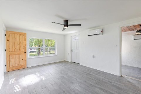 House in Mount Dora, Florida 2 bedrooms, 90.67 sq.m. № 2117243 - photo 10