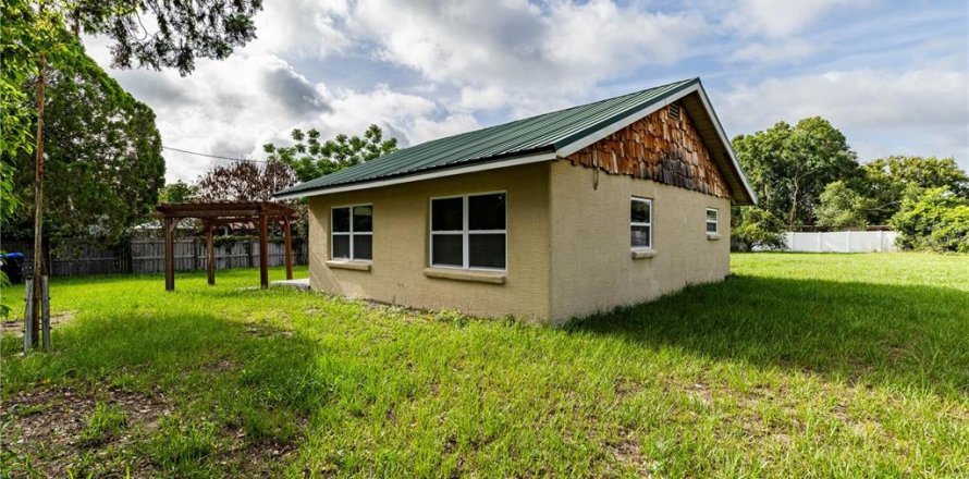 House in Mount Dora, Florida 2 bedrooms, 90.67 sq.m. № 2117243