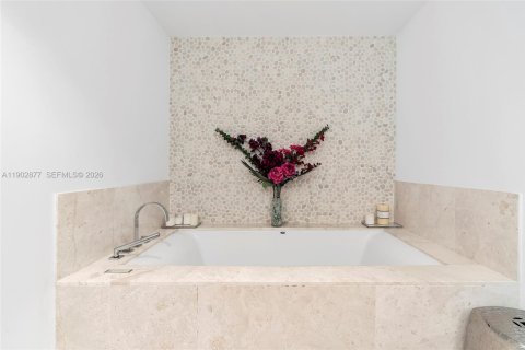 Condo in Sunny Isles Beach, Florida, 2 bedrooms  № 2081807 - photo 23