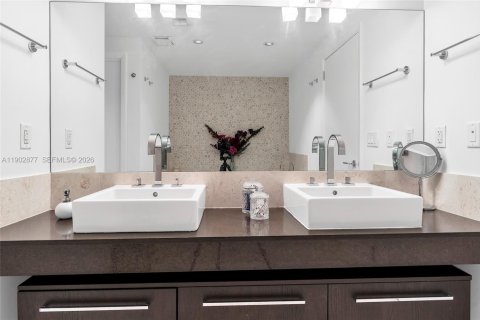 Condo in Sunny Isles Beach, Florida, 2 bedrooms  № 2081807 - photo 22