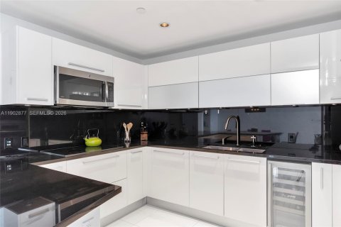 Condo in Sunny Isles Beach, Florida, 2 bedrooms  № 2081807 - photo 11