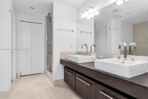 Condo in Sunny Isles Beach, Florida, 2 bedrooms  № 2081807 - photo 21