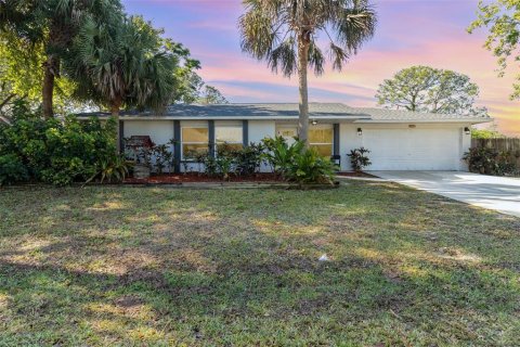 House in Palm Bay, Florida 4 bedrooms, 202.9 sq.m. № 1790090 - photo 1