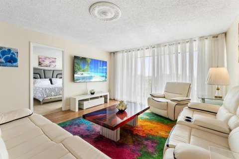Condo in West Palm Beach, Florida, 2 bedrooms № 2240572 - photo 8