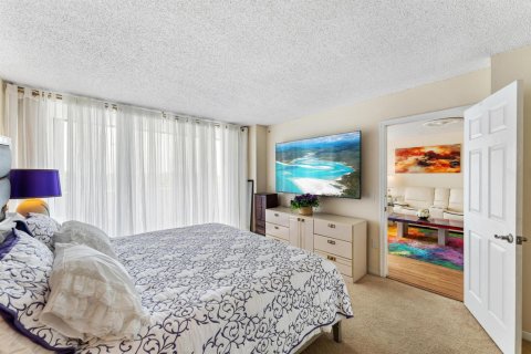 Condo in West Palm Beach, Florida, 2 bedrooms № 2240572 - photo 15