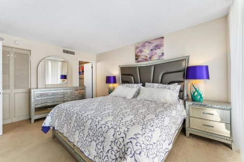 Condo in West Palm Beach, Florida, 2 bedrooms № 2240572 - photo 16