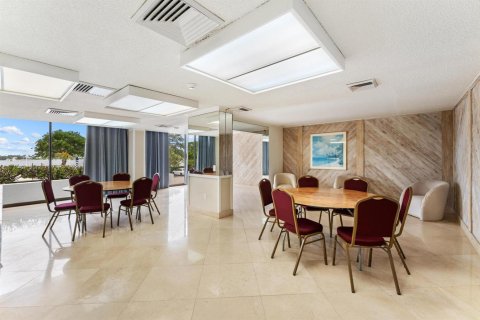 Condo in West Palm Beach, Florida, 2 bedrooms № 2240572 - photo 24