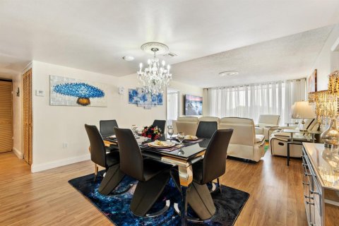 Condo in West Palm Beach, Florida, 2 bedrooms № 2240572 - photo 11