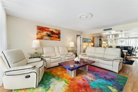 Condo in West Palm Beach, Florida, 2 bedrooms № 2240572 - photo 4