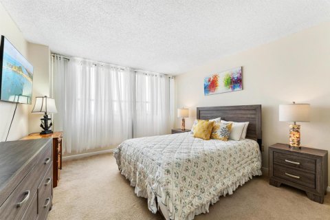 Condo in West Palm Beach, Florida, 2 bedrooms № 2240572 - photo 19