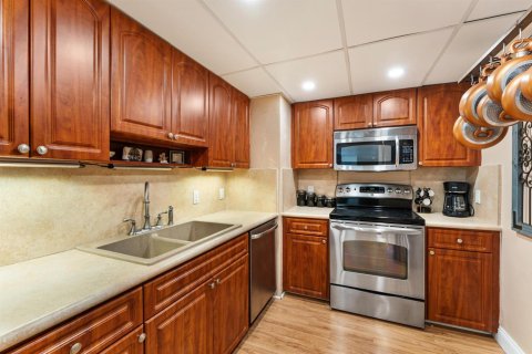Condo in West Palm Beach, Florida, 2 bedrooms № 2240572 - photo 12