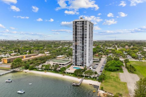 Condo in West Palm Beach, Florida, 2 bedrooms № 2240572 - photo 2