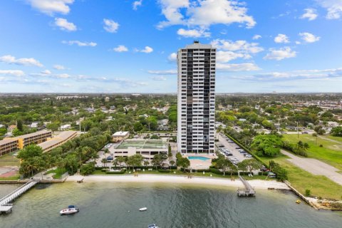 Condo in West Palm Beach, Florida, 2 bedrooms № 2240572 - photo 7