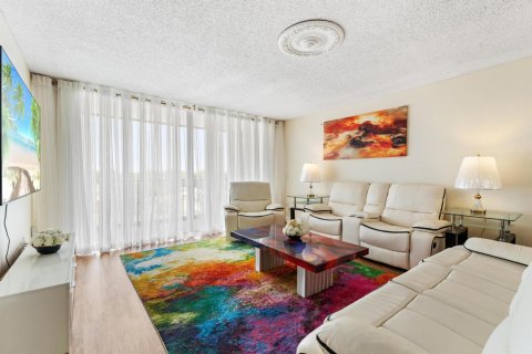 Condo in West Palm Beach, Florida, 2 bedrooms № 2240572 - photo 9