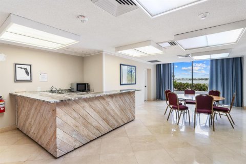 Condo in West Palm Beach, Florida, 2 bedrooms № 2240572 - photo 25