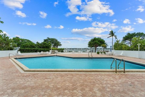 Condo in West Palm Beach, Florida, 2 bedrooms № 2240572 - photo 23