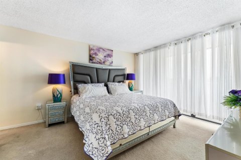 Condo in West Palm Beach, Florida, 2 bedrooms № 2240572 - photo 17