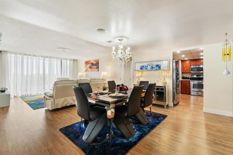 Condo in West Palm Beach, Florida, 2 bedrooms № 2240572 - photo 3