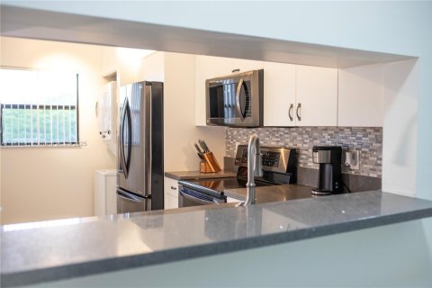 Condo in Miramar, Florida, 2 bedrooms  № 1890461 - photo 4