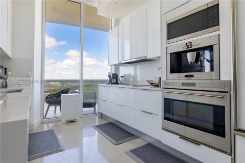 Condo in Sunny Isles Beach, Florida, 2 bedrooms № 2080932 - photo 10