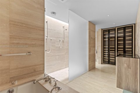 Condo in Bal Harbour, Florida, 1 bedroom  № 1939505 - photo 21