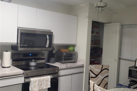 House in Boynton Beach, Florida 3 bedrooms, 128.21 sq.m. № 1923007 - photo 11