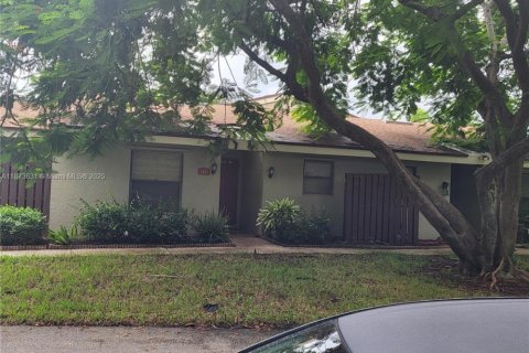 House in Boynton Beach, Florida 3 bedrooms, 128.21 sq.m. № 1923007 - photo 2