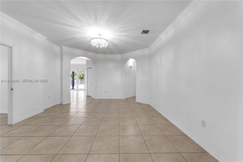 House in Miami, Florida 4 bedrooms, 163.97 sq.m. № 1992837 - photo 26
