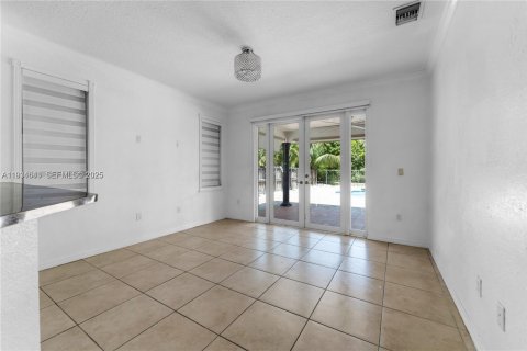 House in Miami, Florida 4 bedrooms, 163.97 sq.m. № 1992837 - photo 25