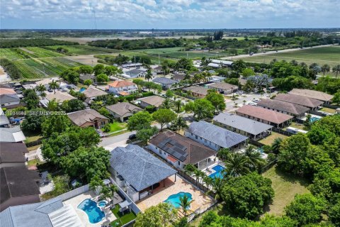 House in Miami, Florida 4 bedrooms, 163.97 sq.m. № 1992837 - photo 5