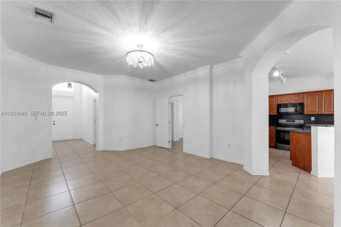 House in Miami, Florida 4 bedrooms, 163.97 sq.m. № 1992837 - photo 16