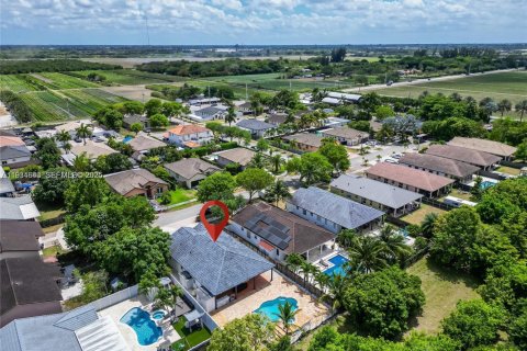 House in Miami, Florida 4 bedrooms, 163.97 sq.m. № 1992837 - photo 2