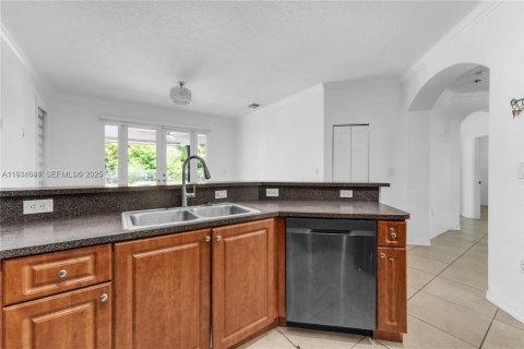 House in Miami, Florida 4 bedrooms, 163.97 sq.m. № 1992837 - photo 19