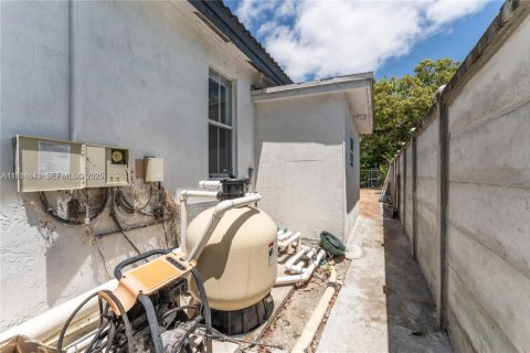 House in Miami, Florida 4 bedrooms, 163.97 sq.m. № 1992837 - photo 30