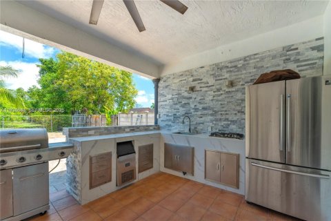 House in Miami, Florida 4 bedrooms, 163.97 sq.m. № 1992837 - photo 10