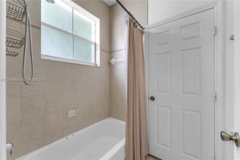 House in Miami, Florida 4 bedrooms, 163.97 sq.m. № 1992837 - photo 24