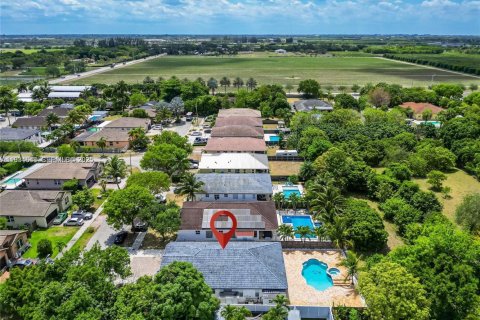 House in Miami, Florida 4 bedrooms, 163.97 sq.m. № 1992837 - photo 1