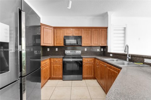 House in Miami, Florida 4 bedrooms, 163.97 sq.m. № 1992837 - photo 20