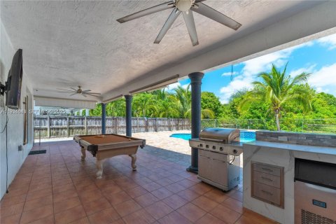 House in Miami, Florida 4 bedrooms, 163.97 sq.m. № 1992837 - photo 11