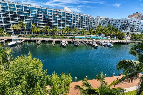 Condo in Aventura, Florida, 2 bedrooms  № 2244979 - photo 25
