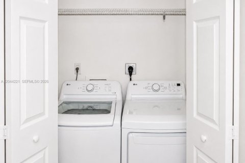 Condo in Aventura, Florida, 2 bedrooms  № 2244979 - photo 18