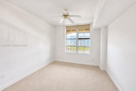 Condo in Aventura, Florida, 2 bedrooms  № 2244979 - photo 13