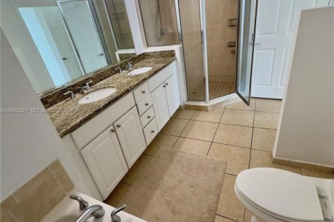 Condo in Aventura, Florida, 2 bedrooms  № 2244979 - photo 11