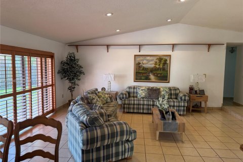 Villa ou maison à vendre à Hialeah, Floride: 4 chambres, 189.89 m2 № 2069377 - photo 16