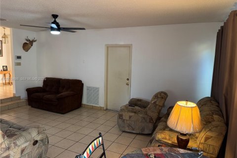 Villa ou maison à vendre à Hialeah, Floride: 4 chambres, 189.89 m2 № 2069377 - photo 19